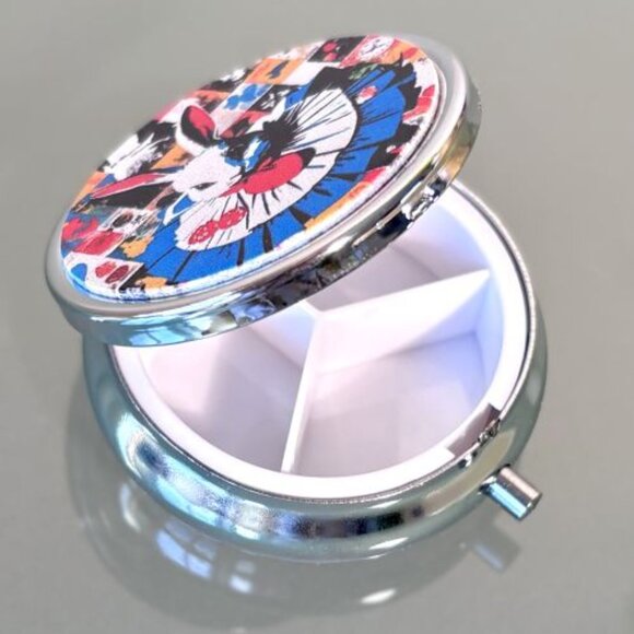 Stylish Alice in Wonderland White Rabbit 3 Compartment Purse Travel Pill Box New - Picture 2 of 2